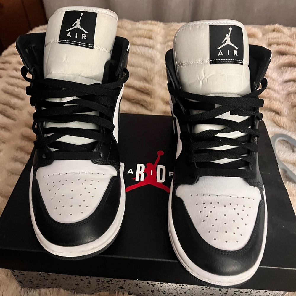 Jordan 1’s
Woman size 9